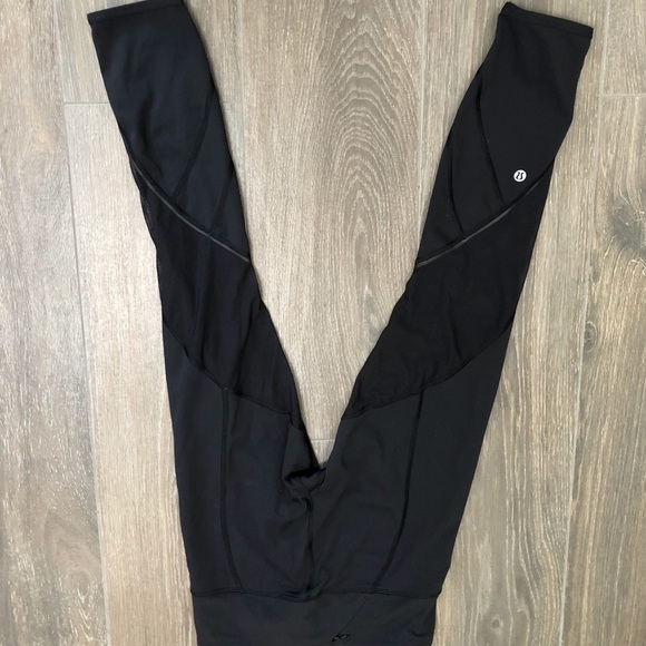 Black Lululemon Mesh Calf Cropped 
